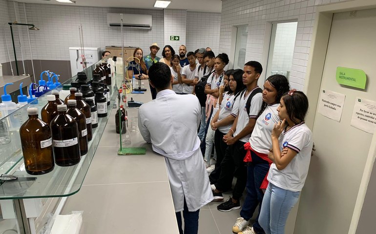 Estudantes de Coqueiro Seco acompanham análise de água da escola que frequentam