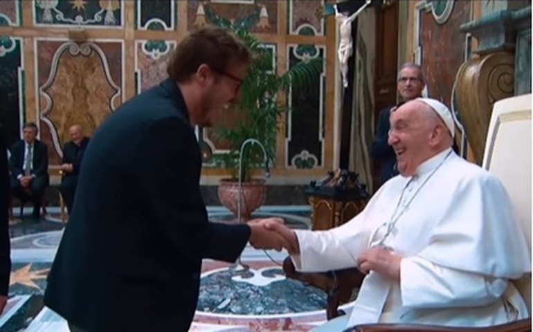 Fábio Porchat dá entrevista de sunga e fala sobre encontro com papa Francisco
