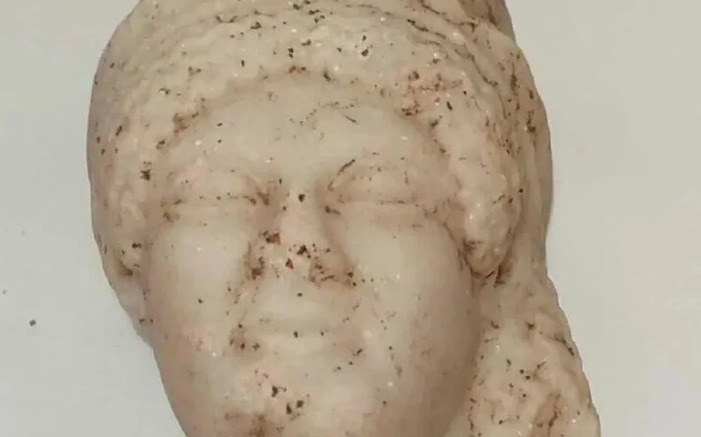 Penteado milenar: máscara feminina revelada por cientistas na Tunísia tem detalhe fenomenal