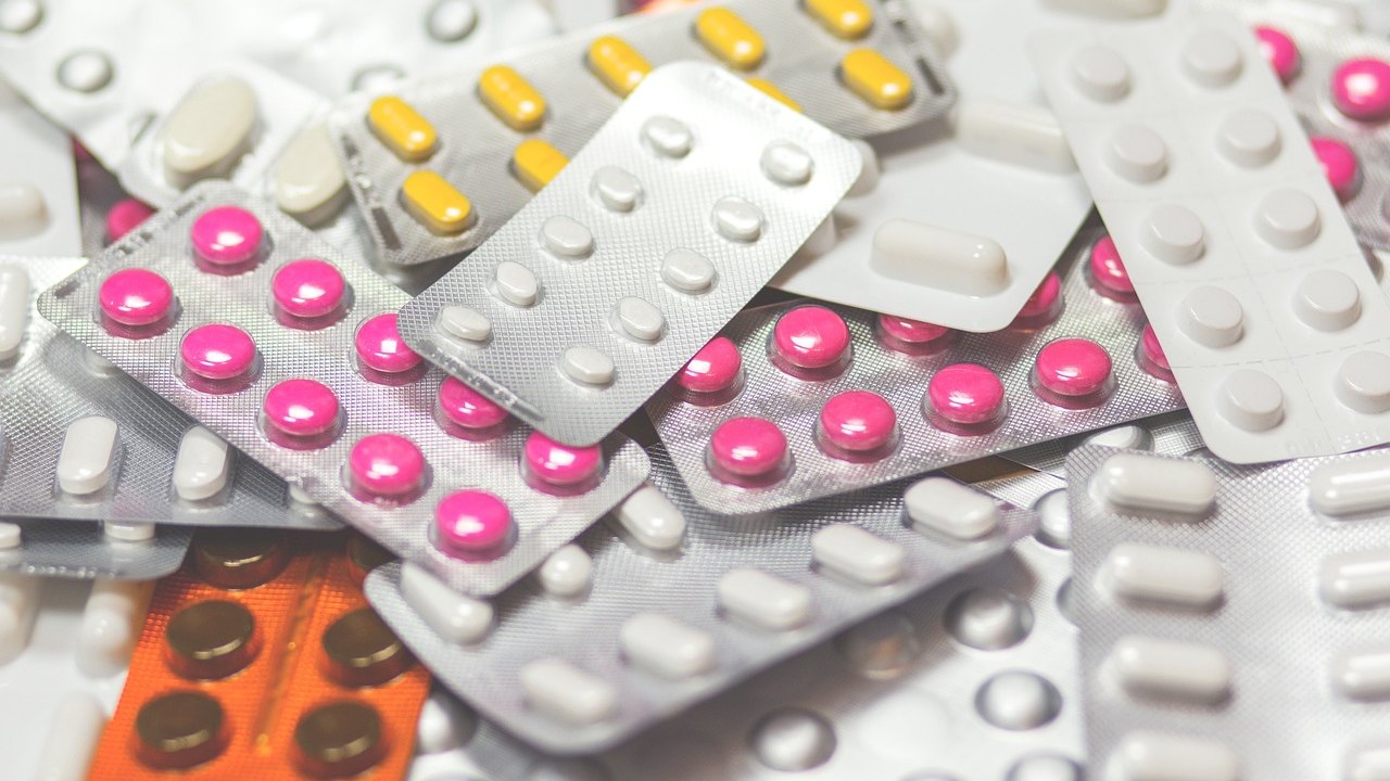 Uso excessivo de medicamentos sem prescrição médica pode causar dependência química e exige acompanhamento psicoterápico
