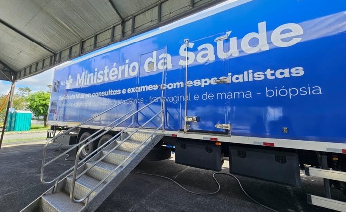 Unidade móvel oferta consultas e exames para a população feminina