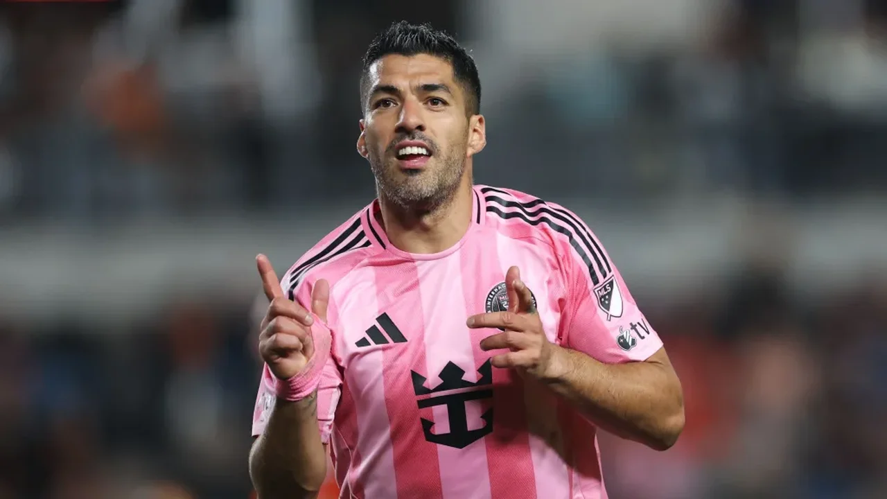 Luis Suárez fica fora da pré-lista do Uruguai para a Copa após recuar de aposentadoria