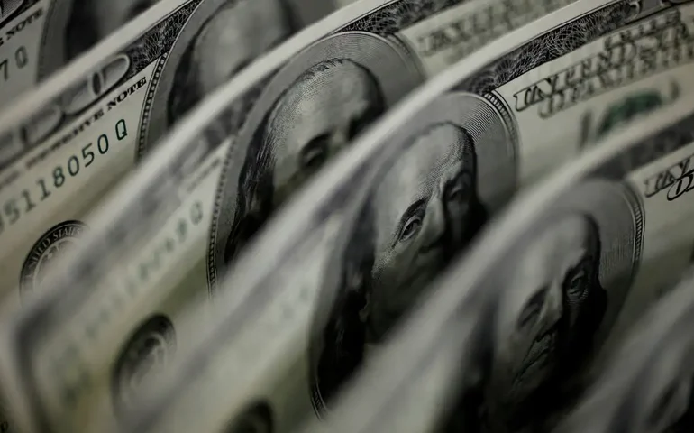 Dólar fecha em leve queda no dia e encerra a semana com desvalorização de 1,54%