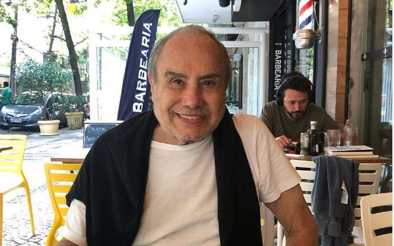 Stenio Garcia sai do hospital e agradece aos fãs pelo 'carinho, mensagens, positivismo e orações'