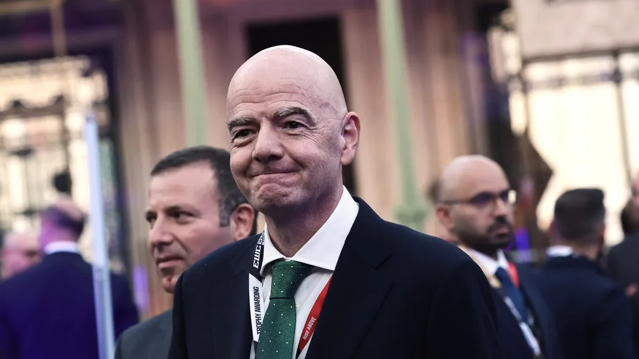 UEFA prepara queixa-crime nos tribunais suíços contra Infantino, da FIFA, pela venda de jogadores para a Copa do Mundo.