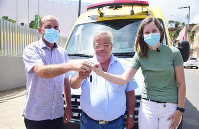 Deputada Cibele Moura faz entrega de ambulância a Paripueira