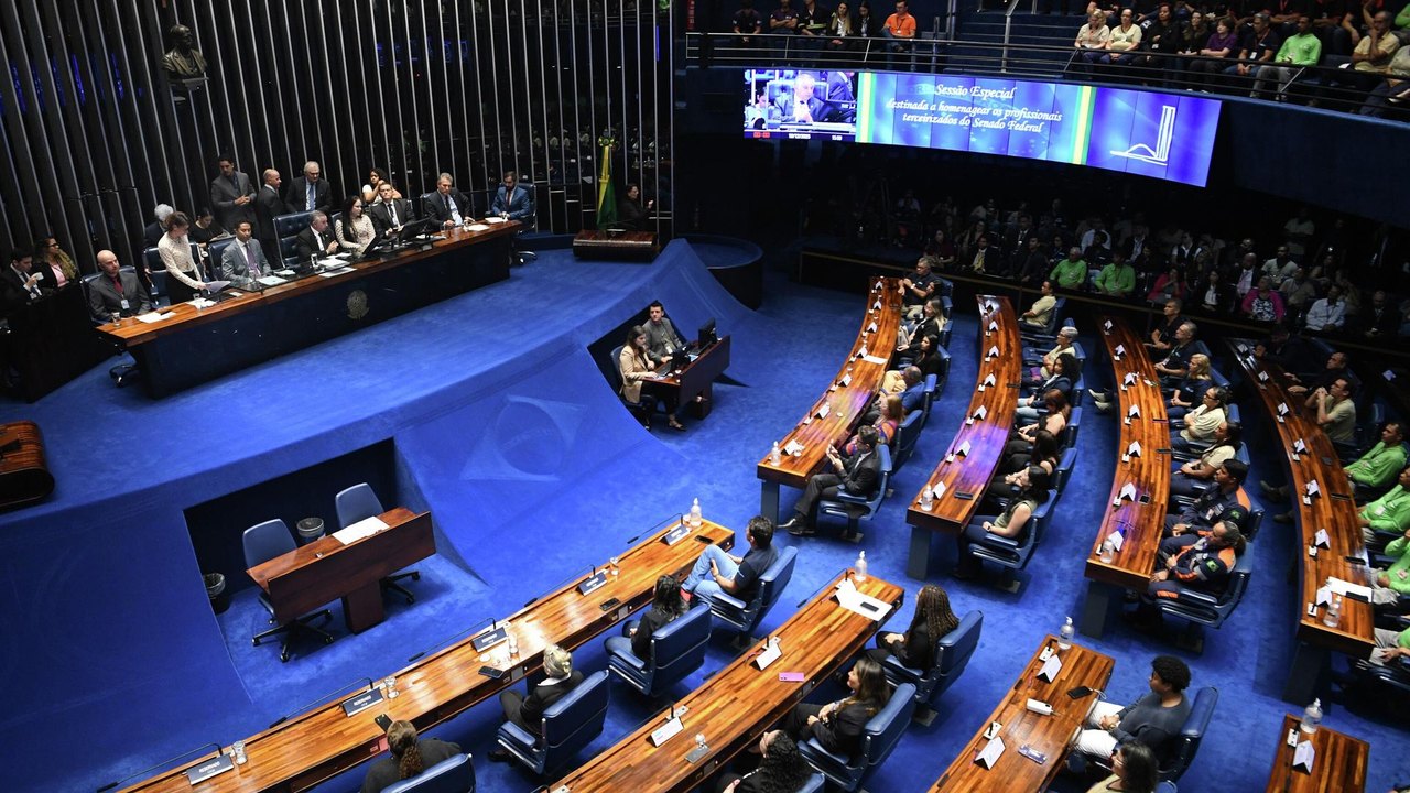 PEC do fim da escala 6 x 1 avança no Senado e pode ser votada na próxima semana