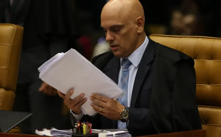Moraes pede a Dino para marcar data de julgamento do núcleo 3' da tentativa de golpe no STF