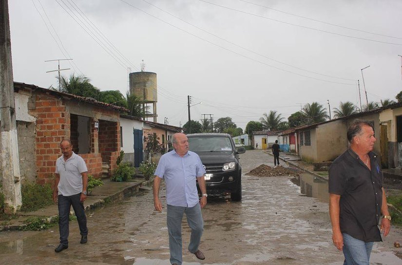 Pilar: prefeito visita bairro Frei Damião e determina serviço de drenagem