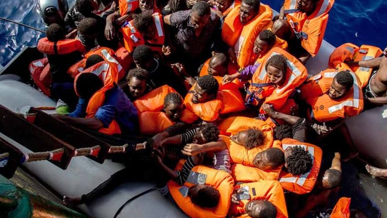 Mais de 240 migrantes e 25 corpos são resgatados no Mediterrâneo