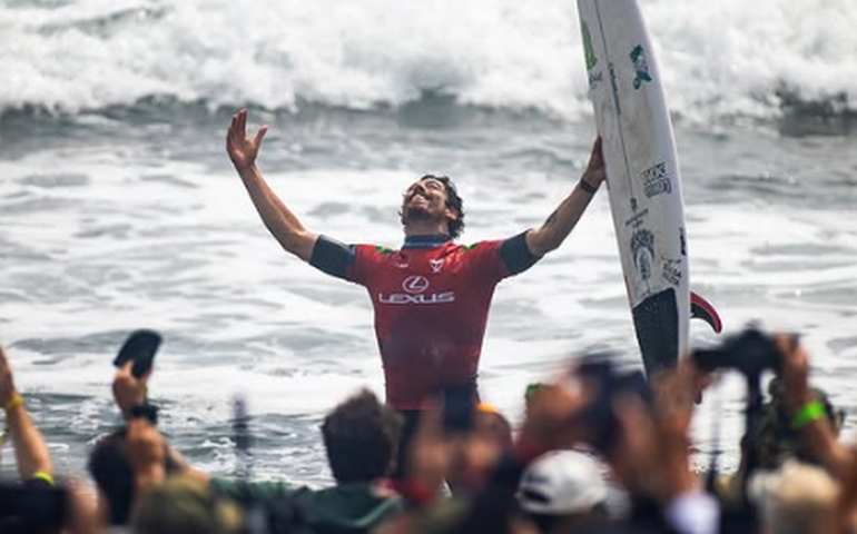 Dora, Italo e Miguel Pupo avançam às quartas da etapa brasileira do Circuito Mundial de Surfe