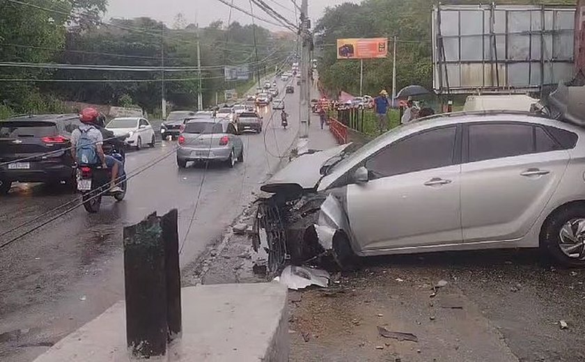 Carro perde controle e colide com poste na Leste-Oeste