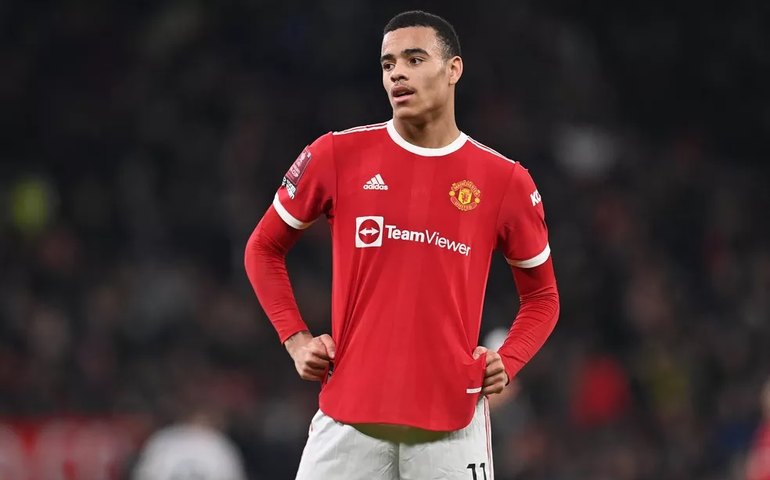 Jogador do Manchester United paga fiança e deixa prisão na Inglaterra