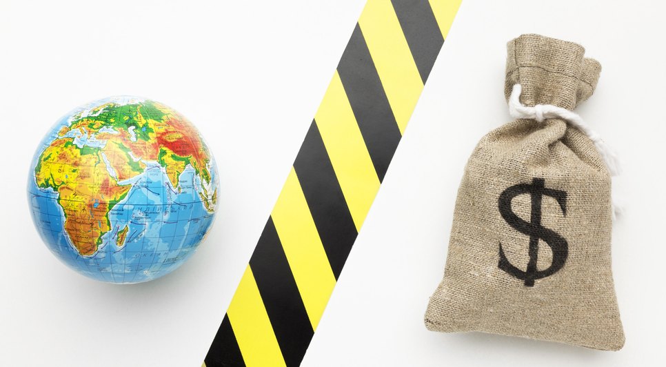 economia-global-e-conceito-de-mercado-financeiro / Foto: Imagem de <a href="https://br.freepik.com/fotos-gratis/economia-global-e-conceito-de-mercado-financeiro_7870565.htm#query=globaliza%C3%A7%C3%A3o%20restri%C3%A7%C3%A3o%20comercial&position=6&from_view=search&track=robertav1_2_sidr">Freepik</a>