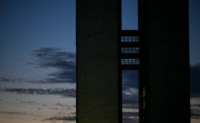 Parlamentares suspendem atividades nesta semana