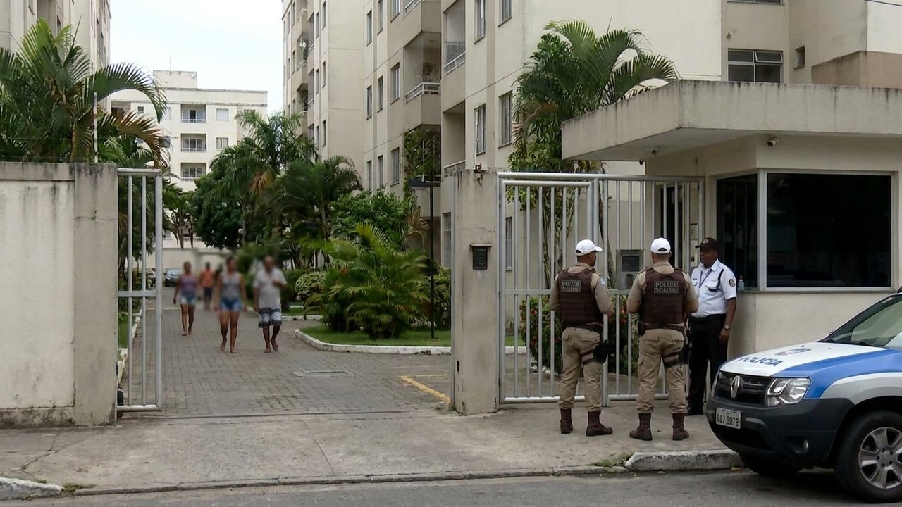 Polícia investiga suspeito fazendo gesto obsceno para mulher em condomínio na BA