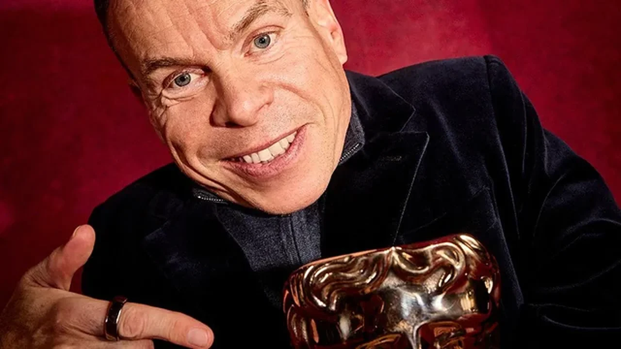 Warwick Davis, de 'Harry Potter', recebe Ordem do Império Britânico das mãos do príncipe William