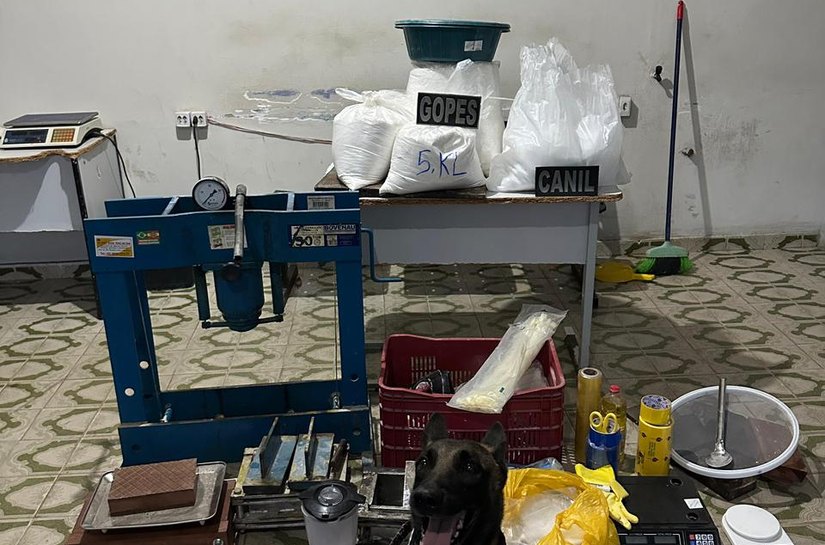 Mais de 51 quilos de cocaína são apreendidos em refinaria, em Arapiraca