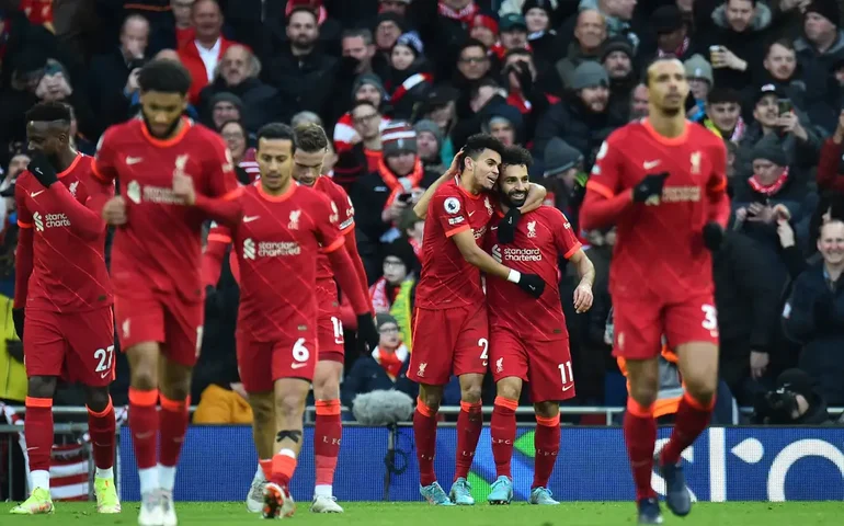 Liverpool toma gol no início mas busca a virada e esquenta briga pelo topo do Inglês