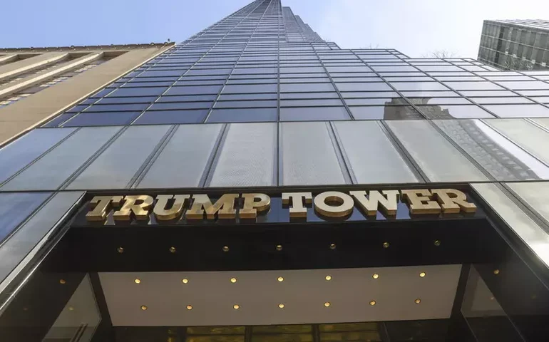 Troféu de Mundial de Clubes é exposto em prédio de Trump