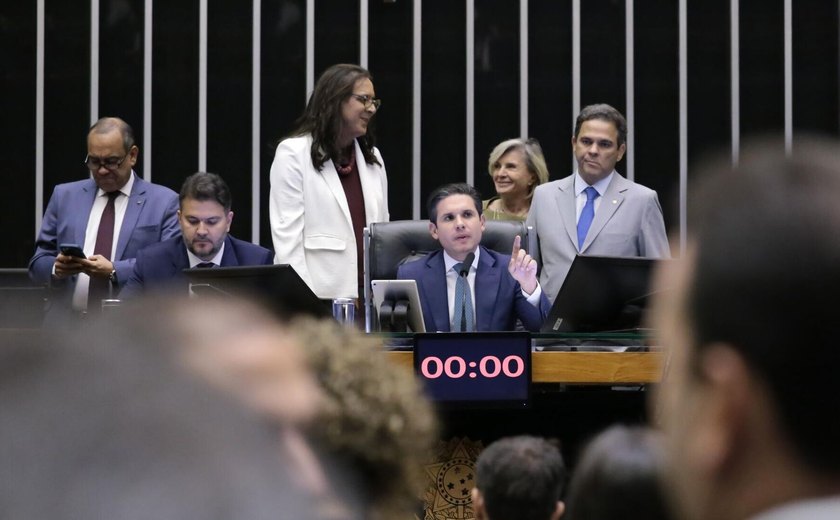 Após repercussão negativa, deputados federais pedem desculpa por votar a favor de PEC da Blindagem