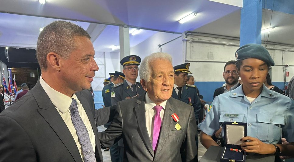 Apresentador do Jornal do Estado, Gilvan Fontes é homenageado e recebe maior condecoração da Polícia Militar de Sergipe / Foto: Foto: Vinícius Mecenas/TV Atalaia
