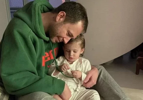 Tiago Leifert faz declaração emocionante em aniversário da filha