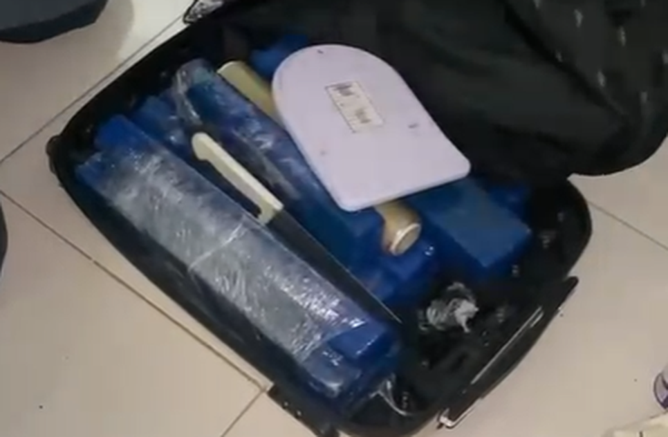 Moradora é presa com mais de 10 kg de maconha dentro de apartamento em Aracaju