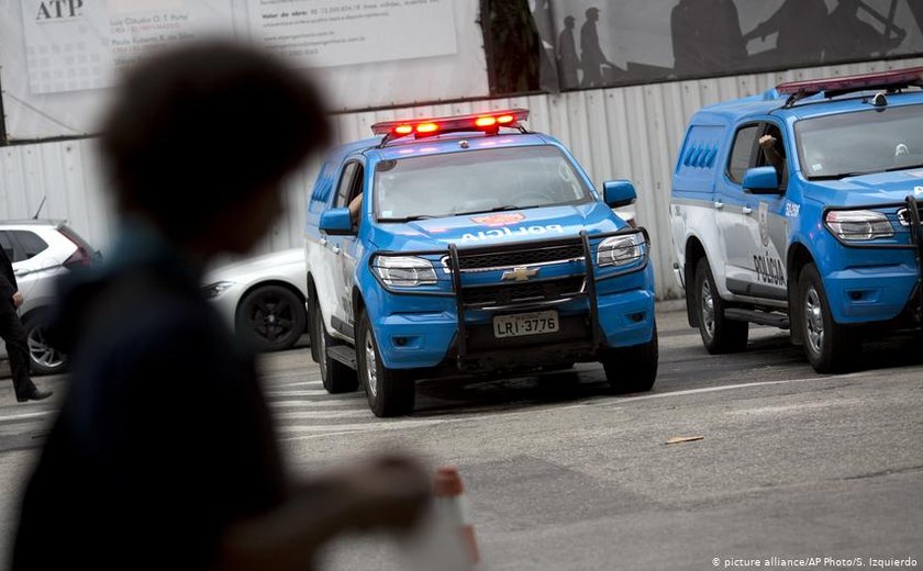 Esposa de Queiroz se entrega à polícia