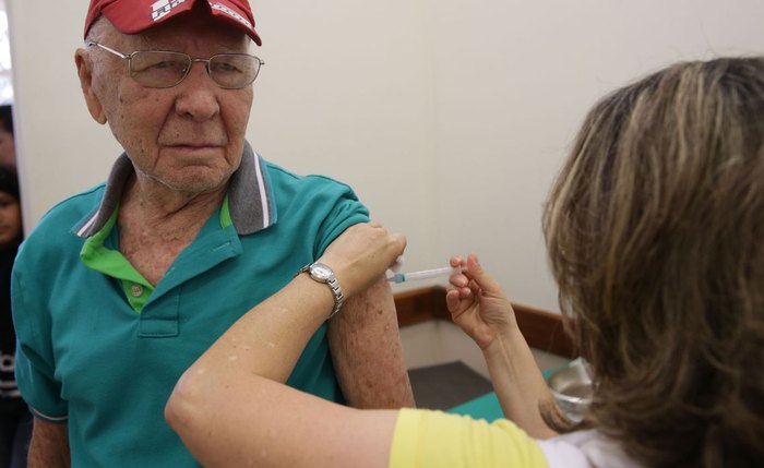 Idoso na campanha de vacinação contra a gripe