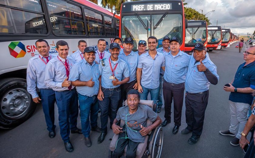 Prefeito JHC entrega mais 32 ônibus 'geladões' e qualifica transporte coletivo