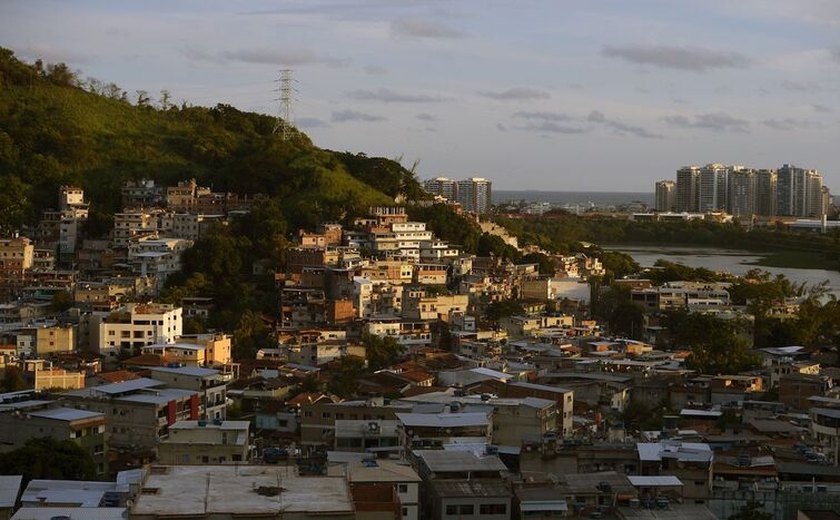 Força-tarefa demole casa em construção em área de milícia no Rio