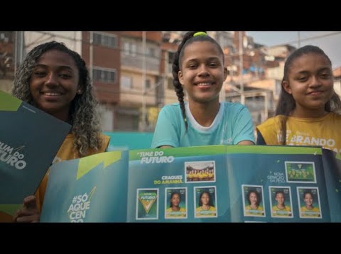 Rexona usa Inteligência Artificial para projetar futuras craques do futebol feminino em álbum de figurinhas