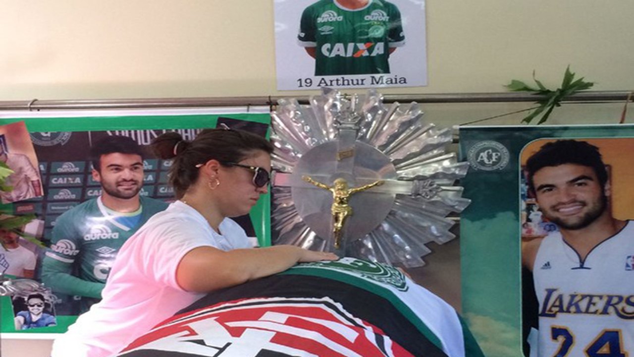 Corpo de Arthur Maia é sepultado em Maceió sob aplausos e homenagens