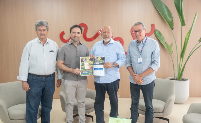 Carlos Lyra entrega estudo da Fiea ao presidente do Sileal Arthur Vasconcelos Carlos Lyra entrega estudo da Fiea ao presidente do Sileal Arthur Vasconcelos