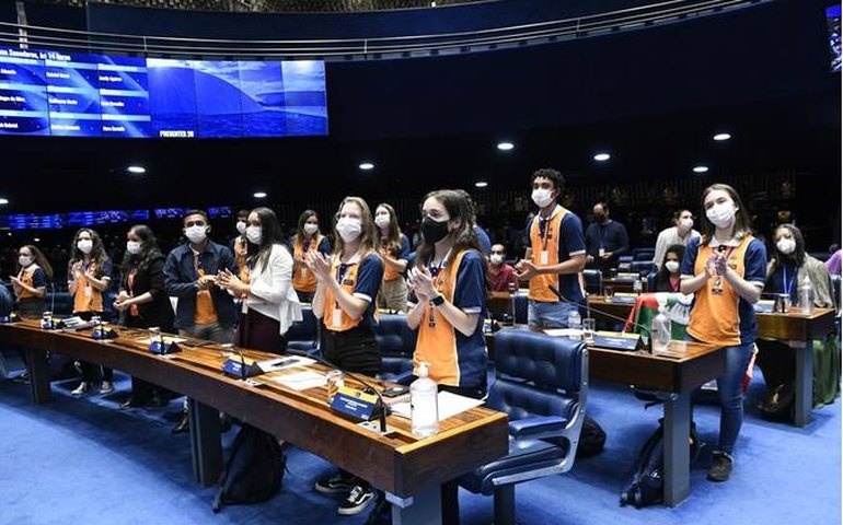 Emoção marca anúncio de vencedora do Jovem Senador do Distrito Federal