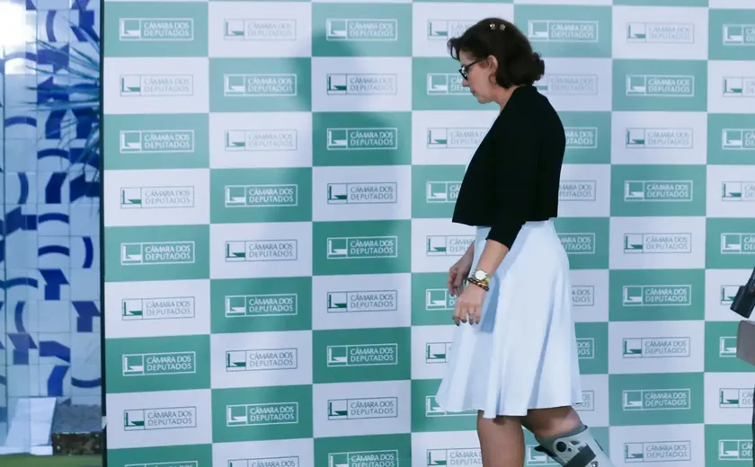 Carla Zambelli deixa o Brasil e diz que vai pedir licença do mandato