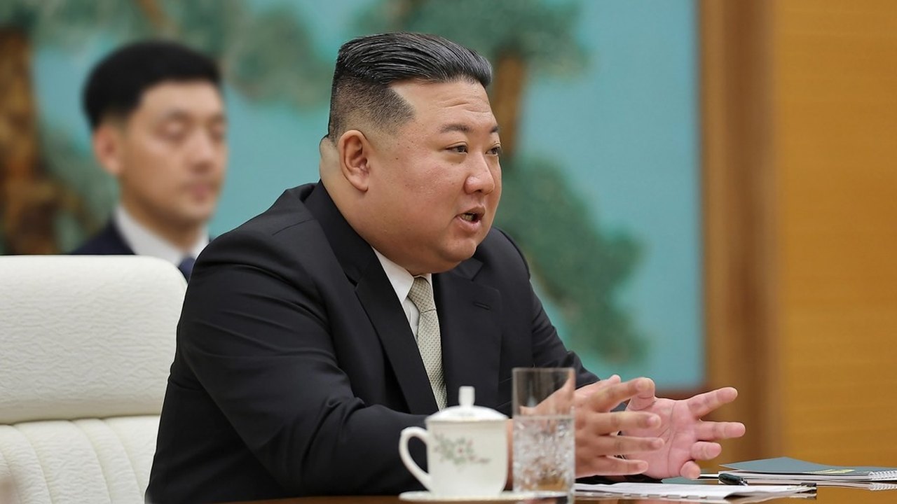 Kim Jong Un aprova pinturas inéditas de si mesmo em exposição de arte na Coreia do Norte