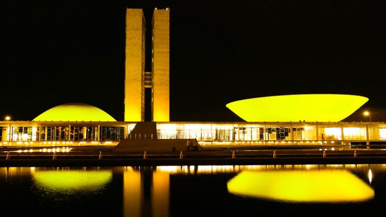 Iluminação especial no Congresso destaca apoio à campanha Maio Amarelo