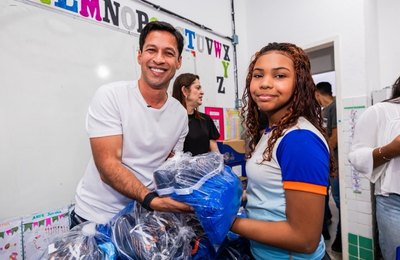 Prefeito Rodrigo Cunha acompanha volta às aulas e entrega kits escolares a estudantes da rede municipal