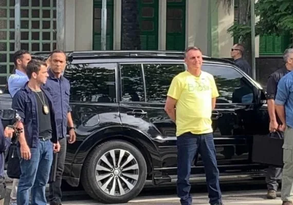 Bolsonaro vota para 2º turno na Vila Militar do Rio de Janeiro