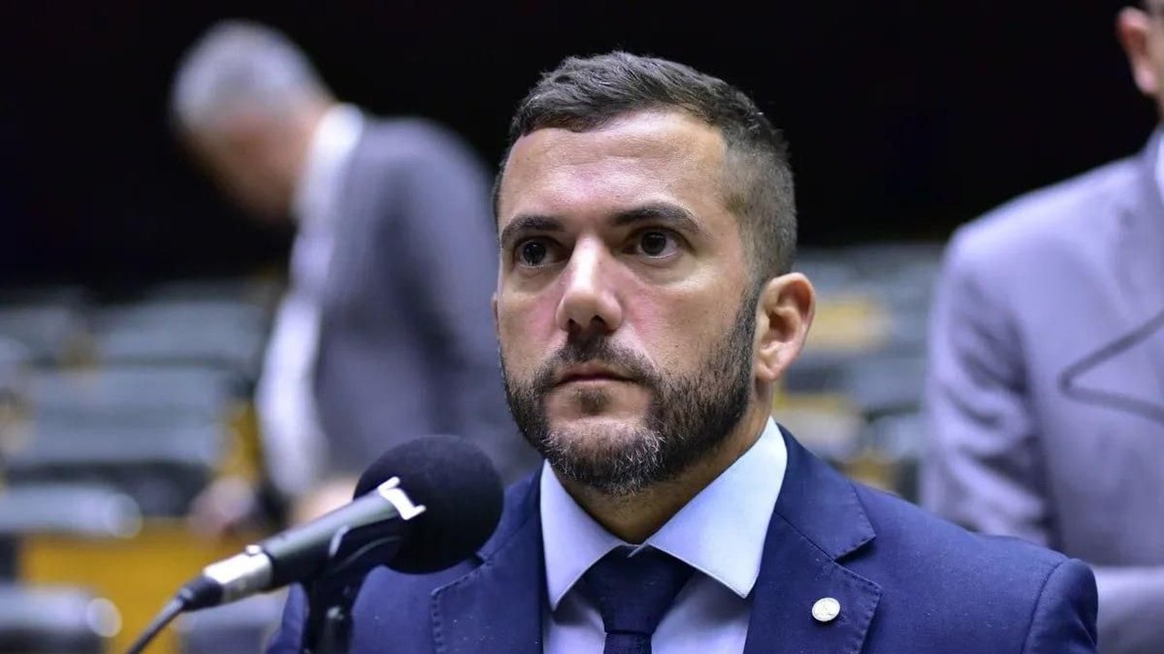 Carlos Jordy afirma que Flávio Bolsonaro foi aos EUA para evitar pressão em caso de impeachment de Moraes