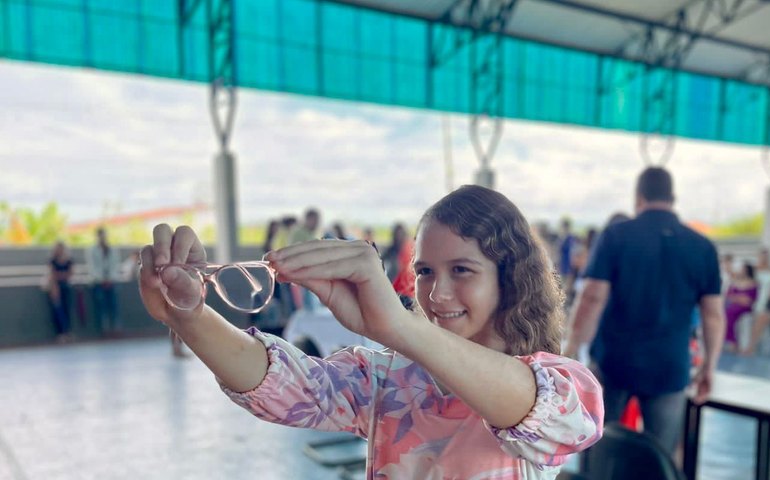 Sua Vida Com Um Novo Olhar: Prefeitura de Branquinha entrega óculos de grau para estudantes