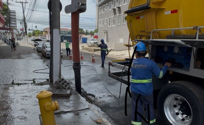 Por toda a cidade, equipes atuaram na desobstrução de galerias de águas pluviais para minimizar alagamentos Por toda a cidade, equipes atuaram na desobstrução de galerias de águas pluviais para minimizar alagamentos