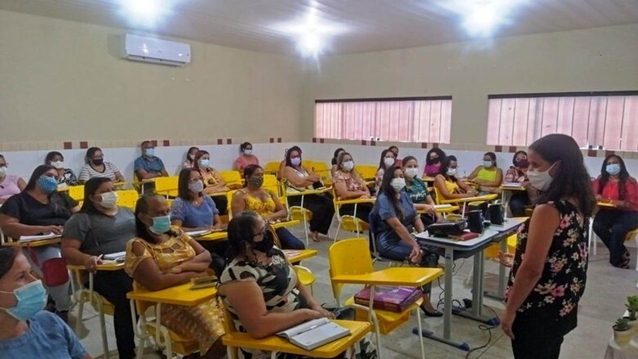 Diretores, coordenadores e articuladores das escolas da Prefeitura de Penedo são orientados pela Semed