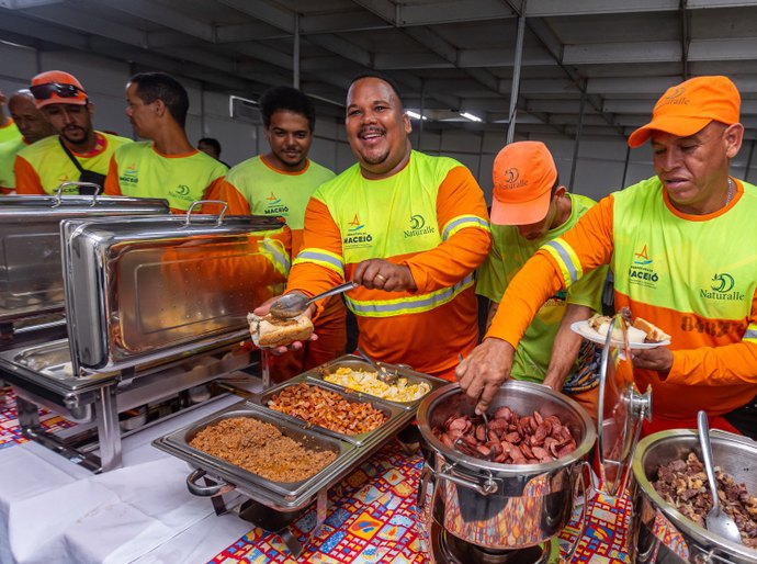 Autarquia de Limpeza Urbana oferece café da manhã para garis após trabalho no São João