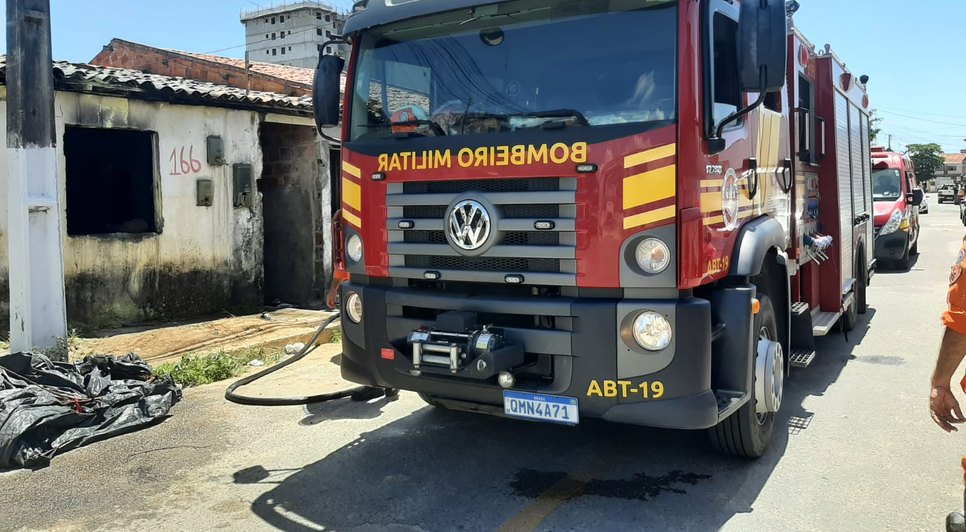 Incêndio atinge casa abandonada na Zona Norte de Aracaju