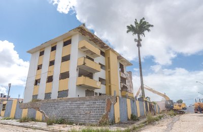 Edificações com risco de desabamento são demolidos no bairro Pinheiro