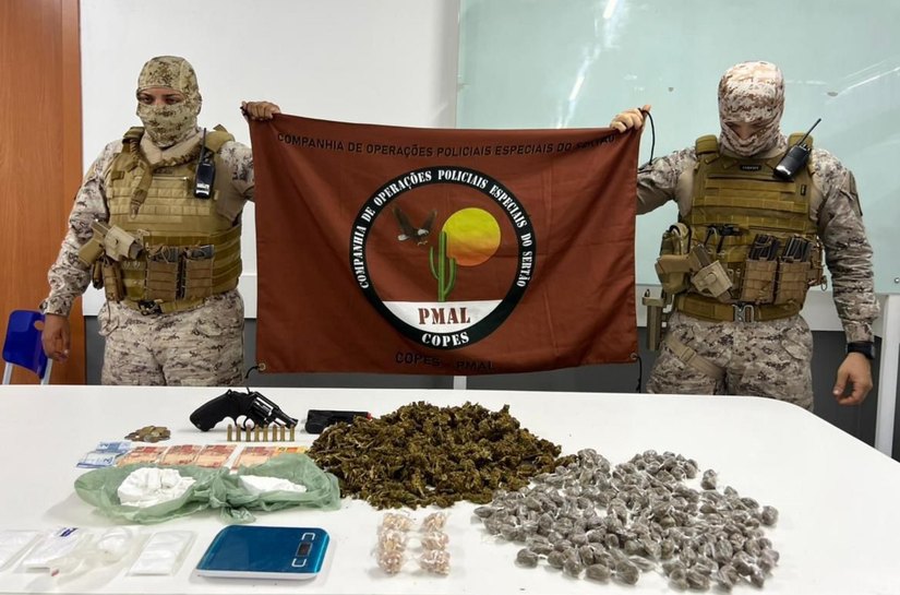PM prende dupla com arma e drogas durante operação em Olivença