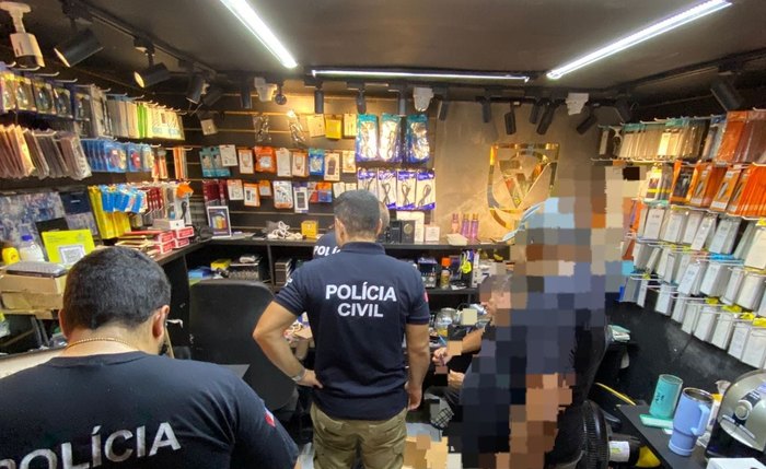 Operação Vitrine do Crime cumpre 20 mandados de busca e apreensão em estabelecimentos suspeitos de vender celulares roubados em Maceió